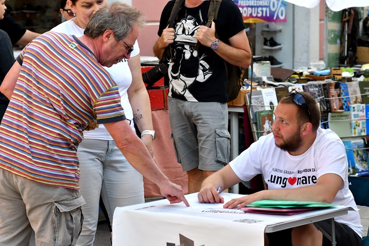 Prikupljanje potpisa zaraspisivanje referenduma protiv izgradnje hotela na Valkanama (Snimio Milivoj Mijošek)